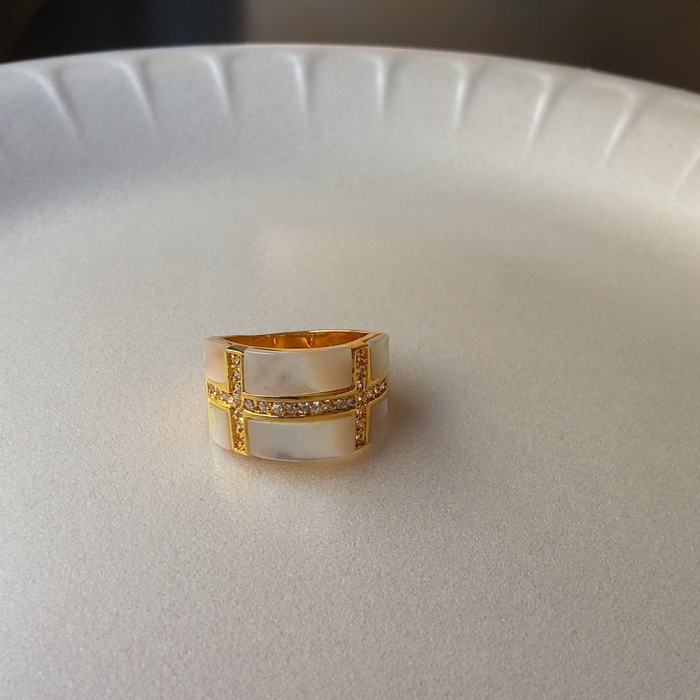 Ring mother of pearl and zircon size 9.